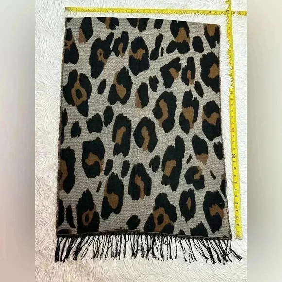 Amazon Essentials Women's Blanket Scarf Animal Print - Picture 8 of 14